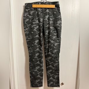 Banana Republic Sloan Utility Camo pants. SZ 2. Gently used.